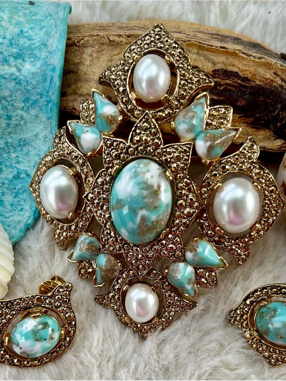 Sarah Coventry Rememberance
Faux Turquoise Brooch aClip Earring Set Vintage 1968